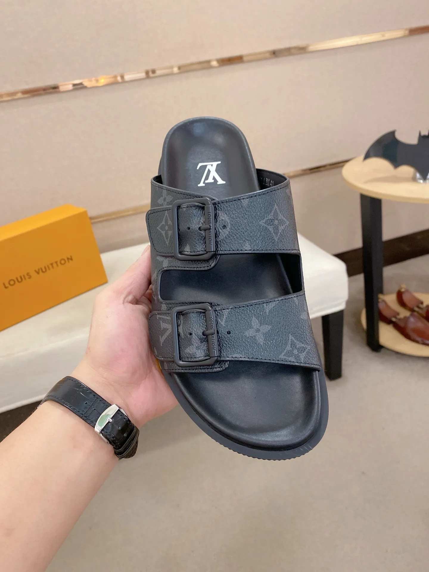 Factory price: 420💰Made by LV🔍Top purchasing agent. Men's spring and summer slippers are available at the same counter. The uppers are made of cowhide imported from Italy. High-quality craftsmanship, soles: original soles specially provided by the original factory, exclusive movable molded soles are super comfortable, original factory follow-up goods, 🔍🔍high quality, can be entered and exited the counter at will, welcome to compare, code number 38-44. Can be customized45